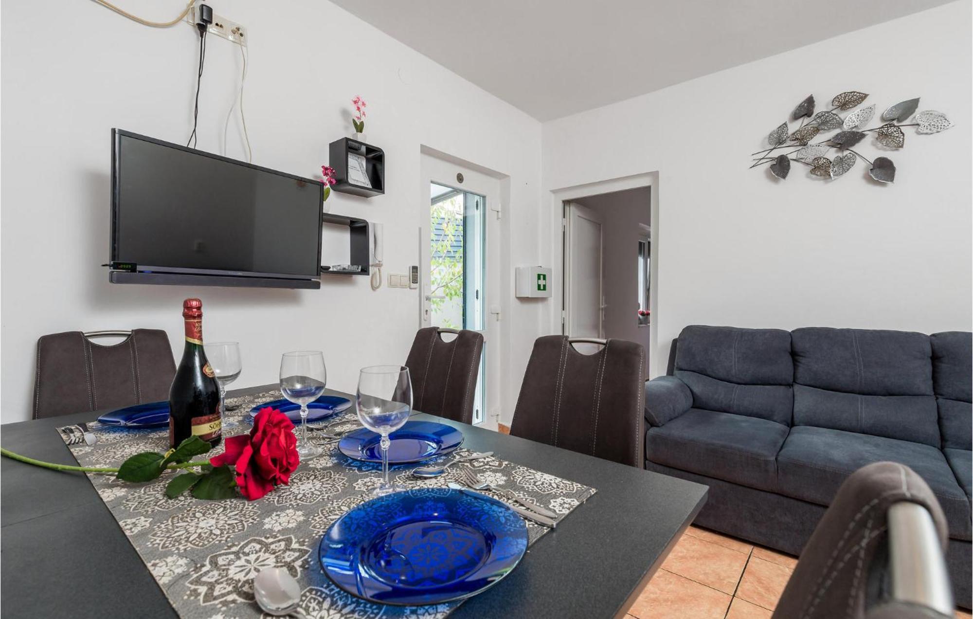 1 Bedroom Beautiful Apartment In Vrh Vrh  Exterior foto
