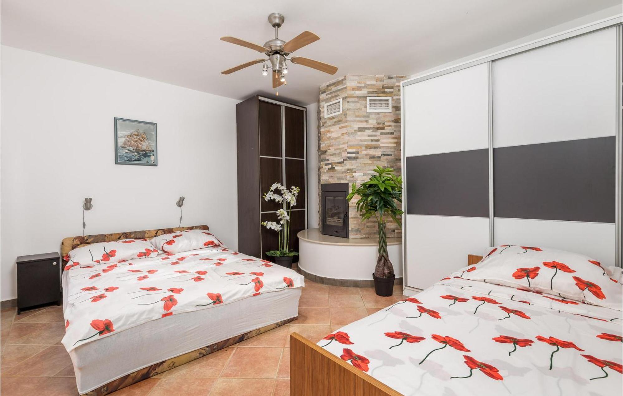1 Bedroom Beautiful Apartment In Vrh Vrh  Exterior foto